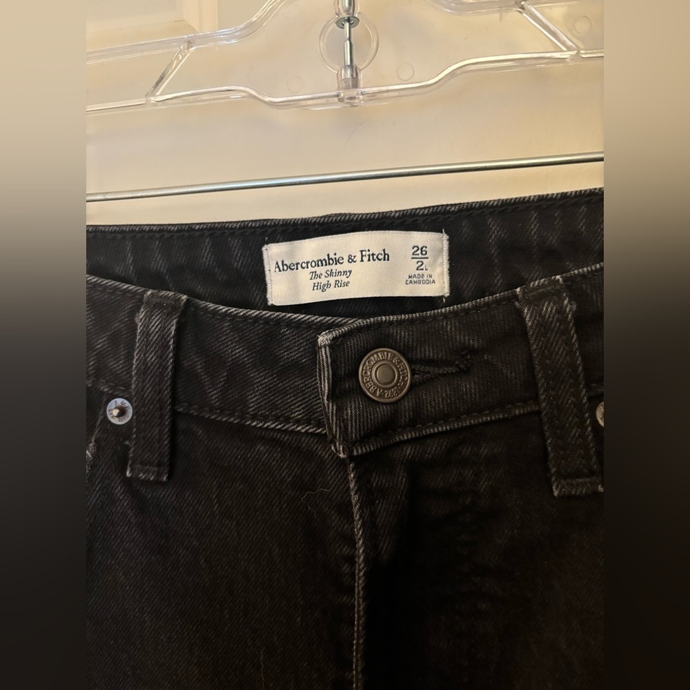 Abercrombie Curve Love High Rise Skinny in Distressed Black, Size 2/26 Long - Picture 4 of 12